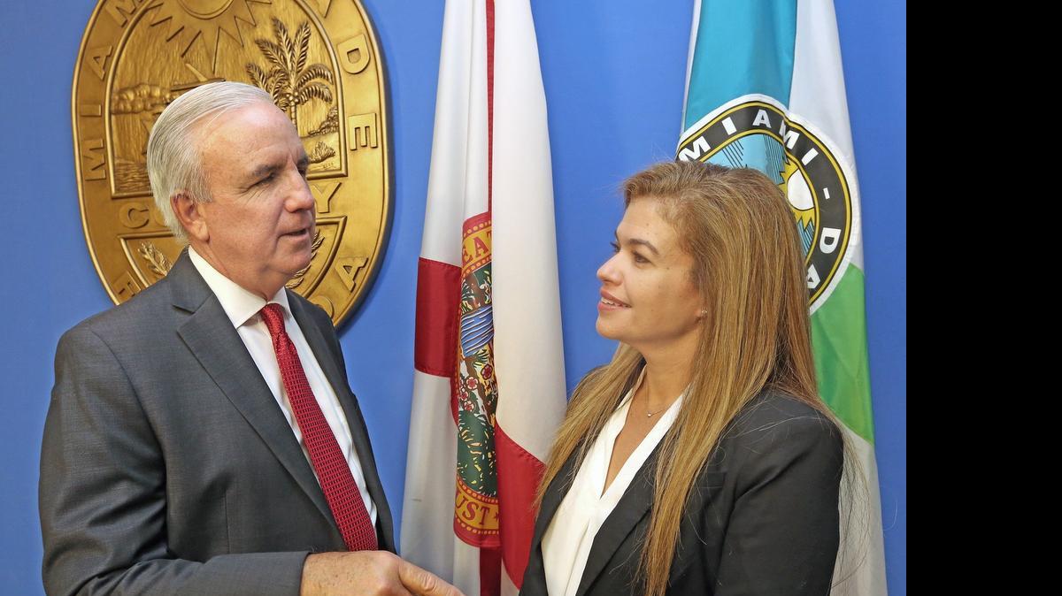 
El alcalde de Miami-Dade Carlos Giménez nombró a Alice Bravo como la nueva directora de Tránsito del Condado el lunes.
 as the new Transit Director for Miami-Dade County on Monday July 13, 2015
