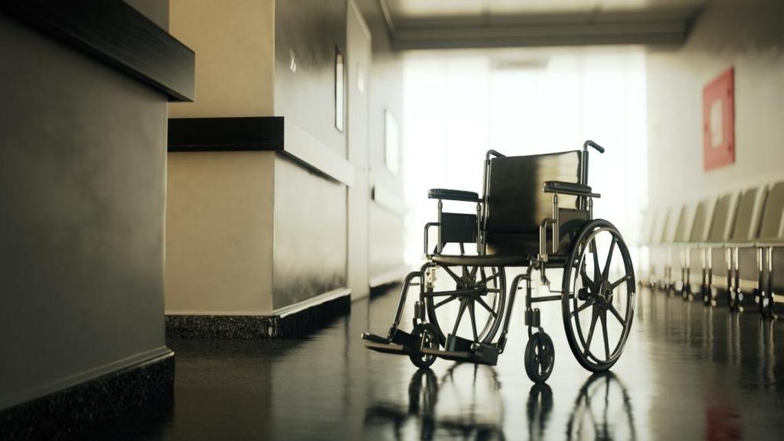 Algunos residentes sufrieron lesiones graves al tratar de levantarse de la silla de ruedas. En algunos casos, las barandas de la cama no estaba fijas y no los protegían de caídas.