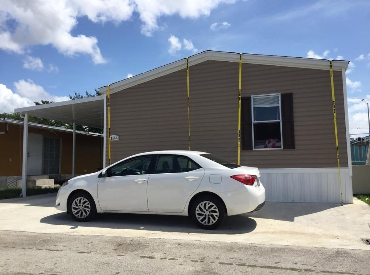 En una de las casas prefabricadas más nuevas de Lil’ Abner Mobile Home Park, en Sweetwater, los propietarios amarraron correas de un lado a otro de la vivienda para proteger el techo de los vientos del huracán Irma.