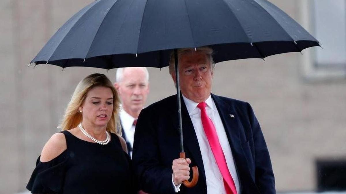 El candidato presidencial republicano, Donald Trump, camina en agosto junto con la Fiscal General de la Florida, Pam Bondi, tras arribar a Tampa para asistir a un evento de campaña.