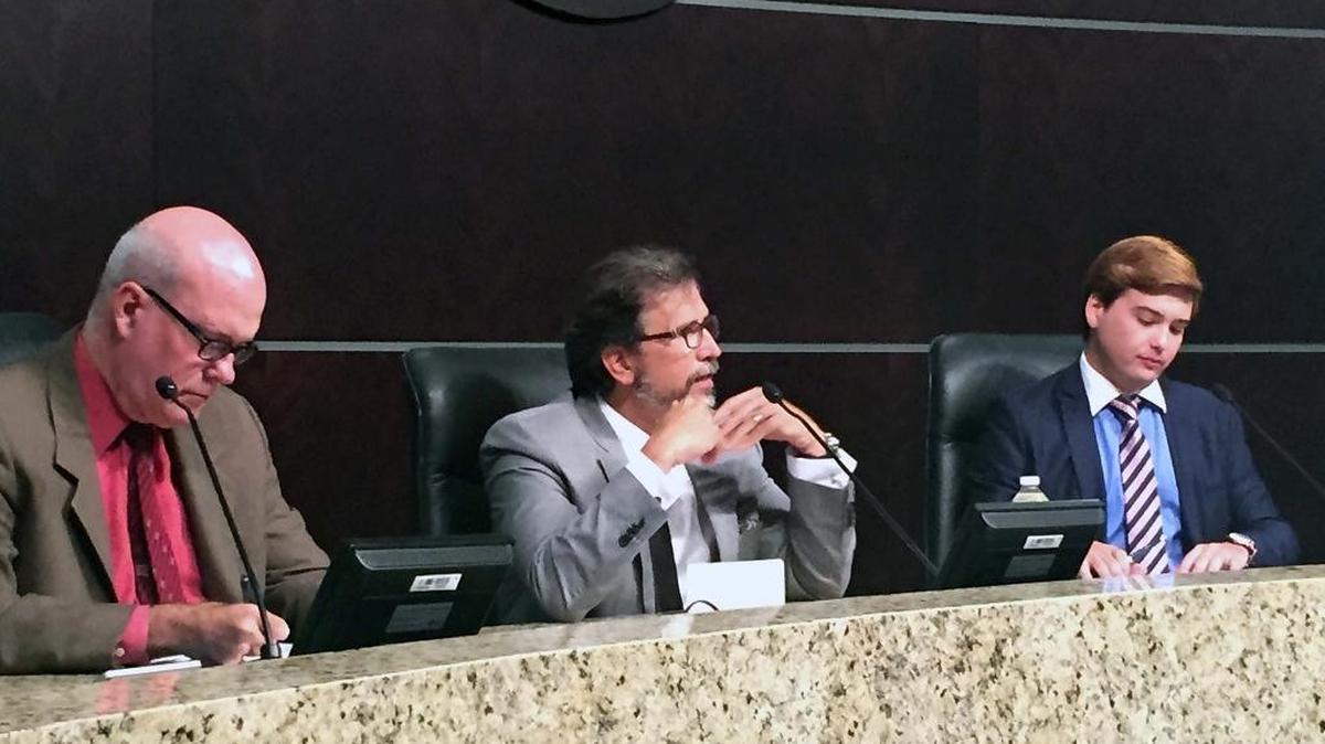 Expertos participan el jueves en el Foro Liderazgo y Democracia, organizado por la Red Iberoamericana Líder en la sala de sesiones del Ayuntamiento de Doral.