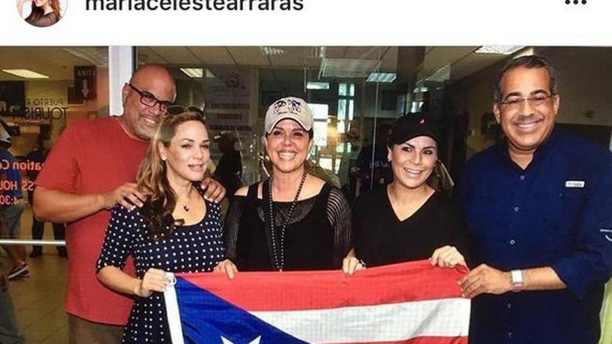 Emilio Ismael Vázquez (camiseta roja) viajó en un vuelo privado a Aguadillas, Puerto Rico, a entregar donaciones con famosos y voluntarios que desconocían su verdadero nombre e historial delictivo.