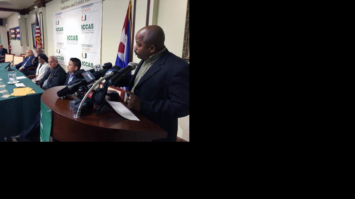 
Cubanos exiliados de diferentes organizacions asistieron a la conferencia de prensa que brindaron disidentes que viven en Cuba, en la Casa Bacardi de la Universidad de Miami el martes, 27 de enero del 2015. En la imagen, el disidente Fernando Palacio se dirige a la audiencia.
