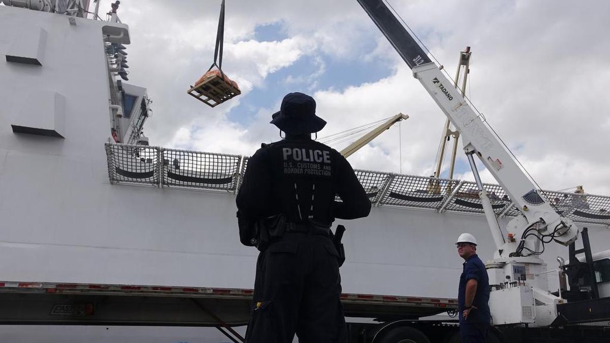 Funcionarios de la Oficina de Aduanas y Protección Fronteriza (CBP) junto con personal del Servicio de Guardacostas de Estados Unidos descargan 16 toneladas de cocaína el 28 de marzo del 2016, en el Puerto Everglades de Fort Lauderdale.