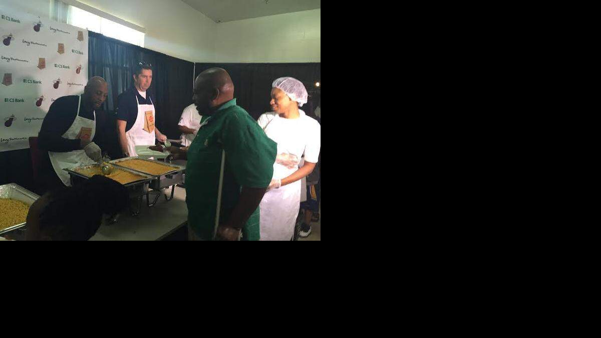 
El ex jugador del Miami Heat, Alonzo Mourning, sirve comida a los residentes de Chapman Partnership como parte del programa Re-Heat.


