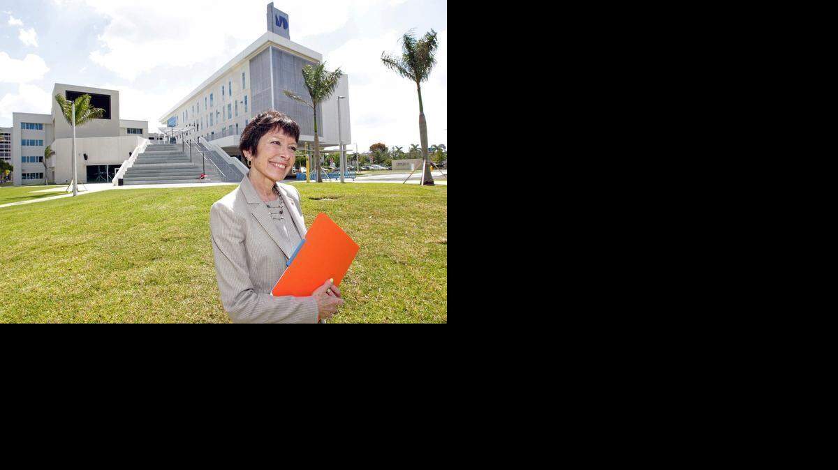 
La presidenta de la sede del campus de Hialeah del MDC, Mattie Roig-Watnik, con los edificios de la recién renovada sede.
