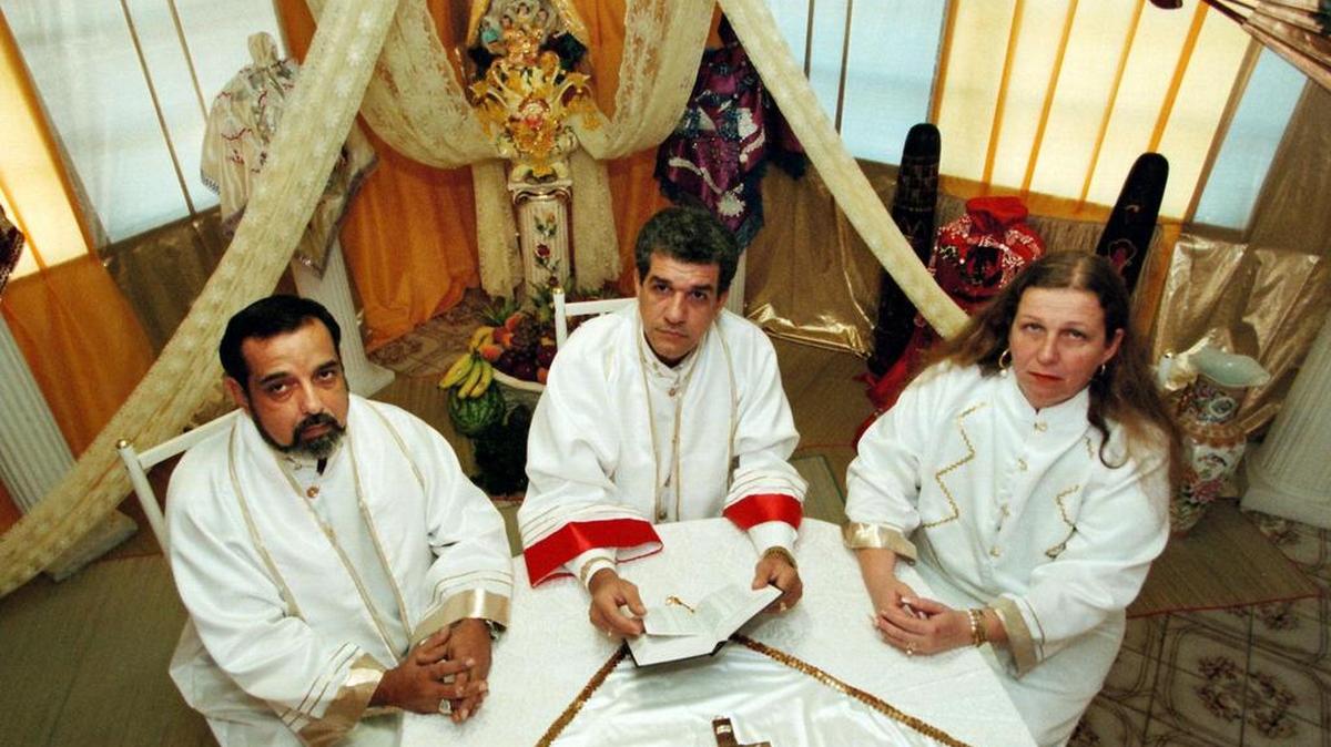 EL PRIMER Templo Sincretico Catolico Lucumí Caridad del Cobre, inaugurado en Miami en 1997. De izquierda a derecha, Alvaro Hernandez, Jose Montoya y Lina Laureano Giuliani.