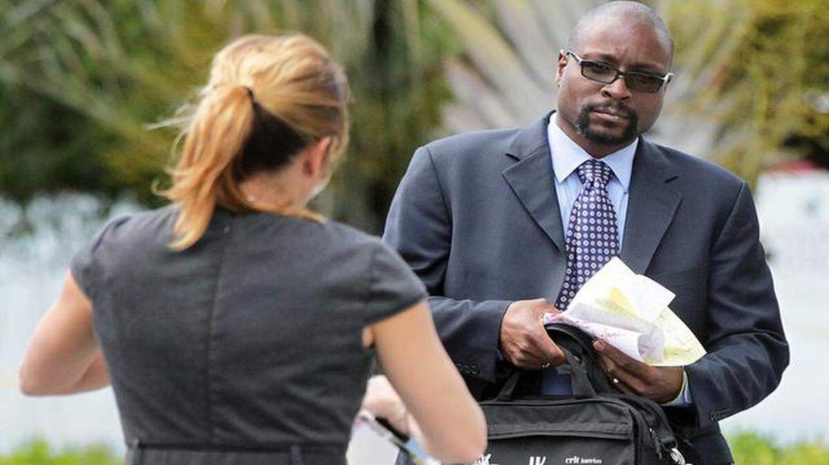 
El agente especial de ICE Juan Felipe Martínez ayuda a su abogada Sylvia Piñeira-Vásquez a recoger unos papeles a la entrada de los corte federal, el miércoles.


