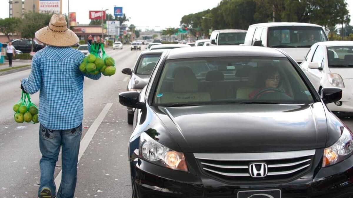 Gilberto Echevarría vende fruta en una esquina de la calle West 49 en Hialeah, en esta foto de archivo.