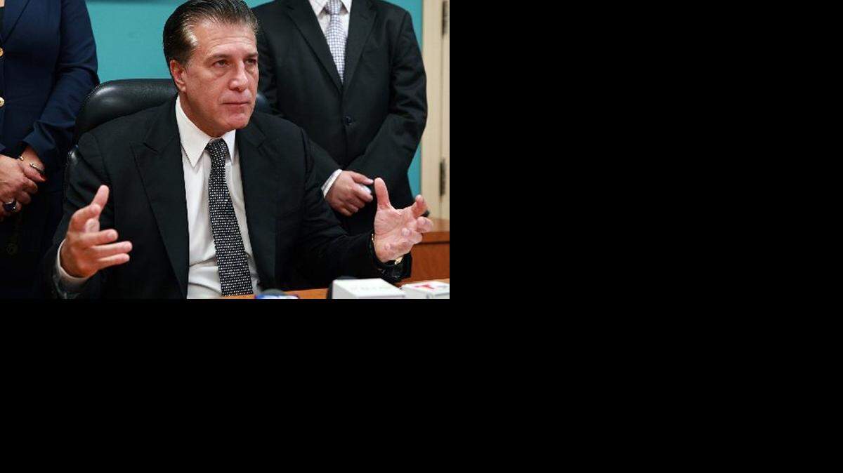 
Carlos Hernández, alcalde de Hialeah, visto en un encuentro con la prensa, despidió a un oficial con la excusa de tener una investigación interna.


