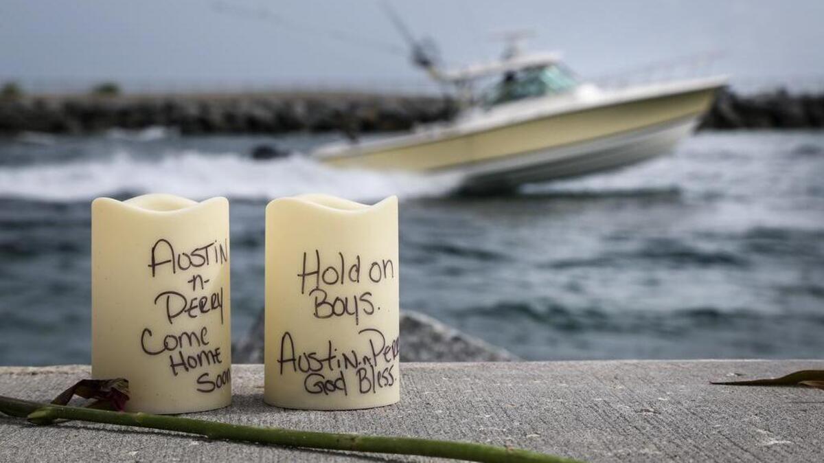 
Velas en memoria de los jovencitos Perry y Austin, desaparecidos en aguas de Florida durante una expedición de pesca. 
