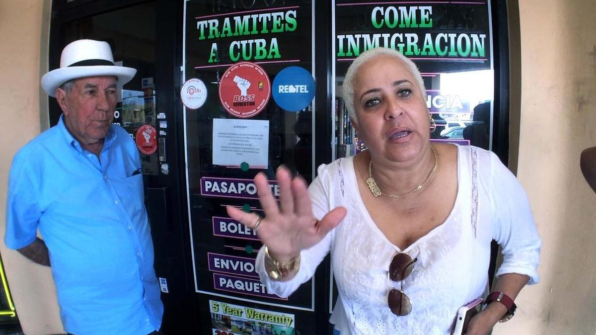 Mavis Pérez (der.), luego de una espera de 10 meses, nunca recibió el pasaporte cubano de su madre tras el cierre, hace unos pocos días, de la Agencia Cristiana, ubicada en el este de Hialeah.
