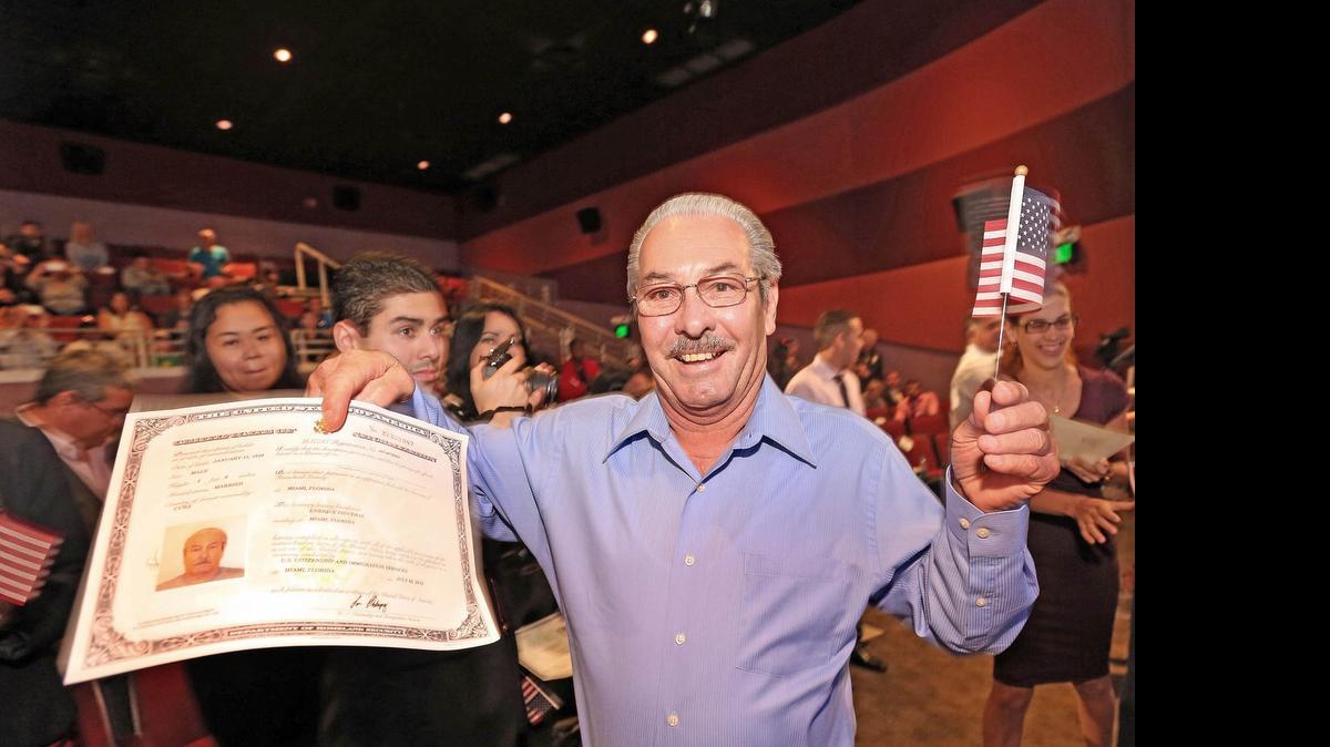 
Enrique Figueras, quien llegó de Cuba en 1997, muestra orgulloso su certificado que lo acredita como ciudadano de Estados Unidos. 

