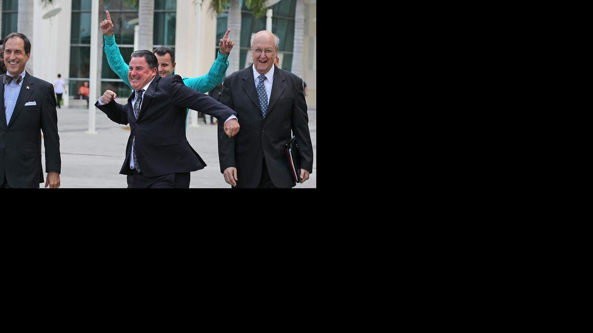 <cutline_leadin>El alcalde </cutline_leadin>de Miami Lakes Michael Pizzi a la salida en agosto de la Corte Federal tras el dictamen judicial que lo liberó de todos los cargos.<252><252>