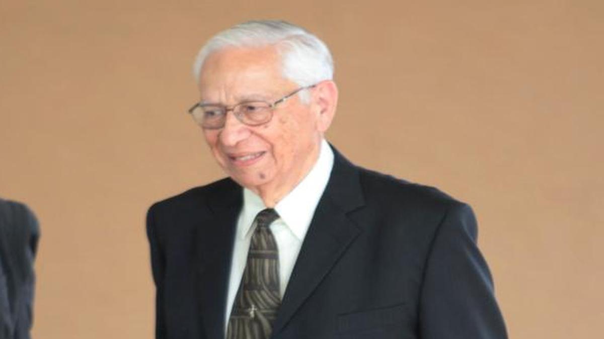 José Guillermo García , ex ministro de Defensa del Salvador, entra a la Corte de Inmigracion de Miami, en esta imagen del 25 de febrero del 2013.