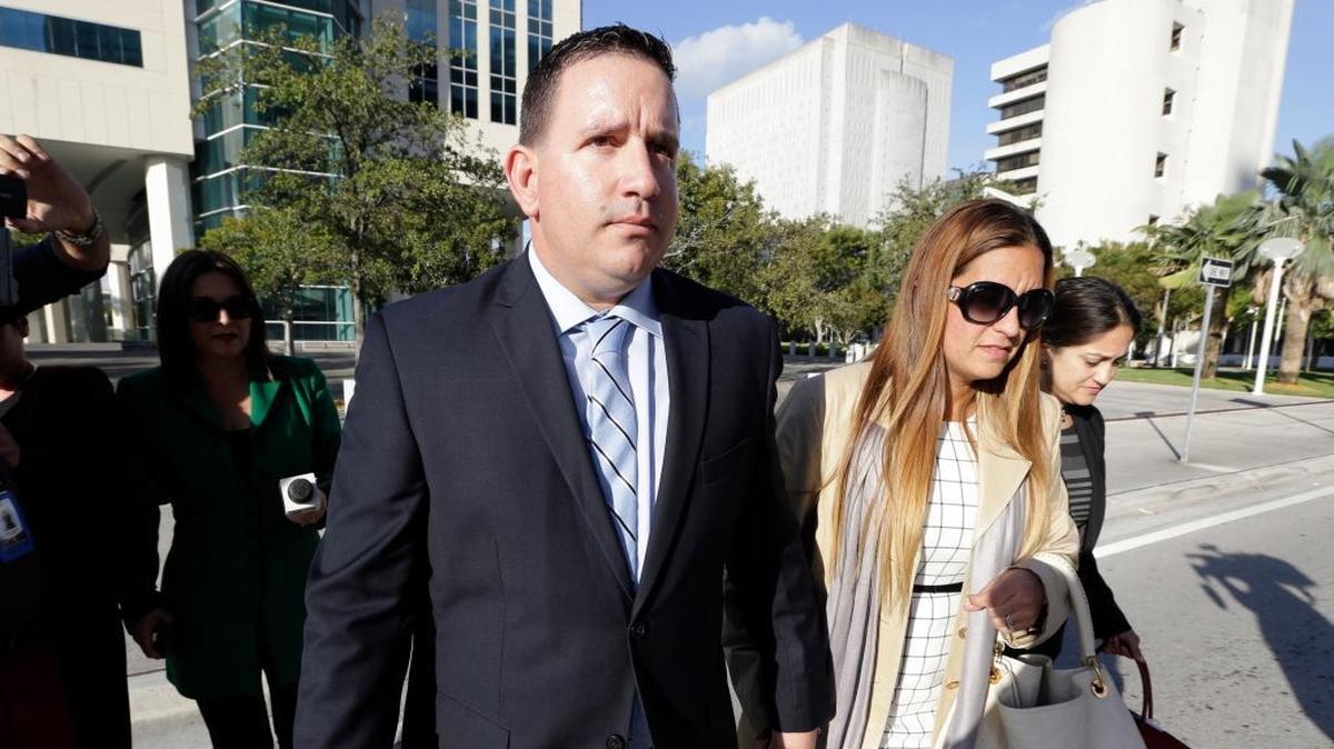 El entrenador Julio Estrada sale de una corte federal en Miami el 15 de marzo del 2017, tras ser declarado culpable de introducir de contrabando a peloteros cubanos a Estados Unidos.