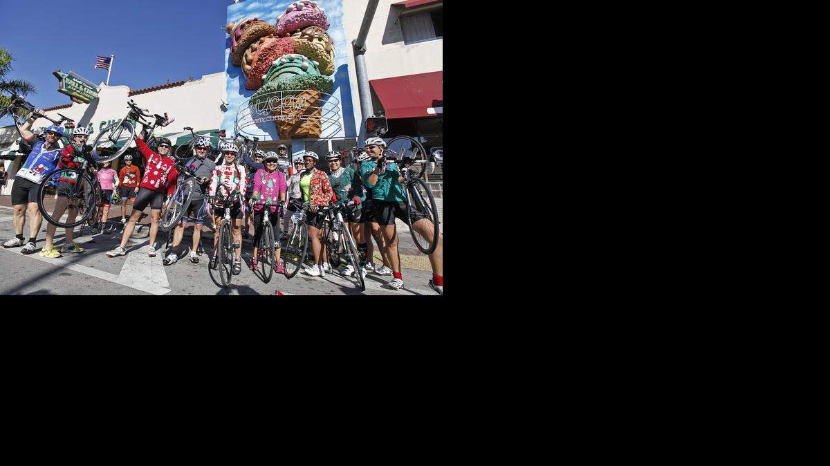 
Ciclistas participando en el primer evento anual de Ciclovía en La Pequeña Habana este domingo. 



