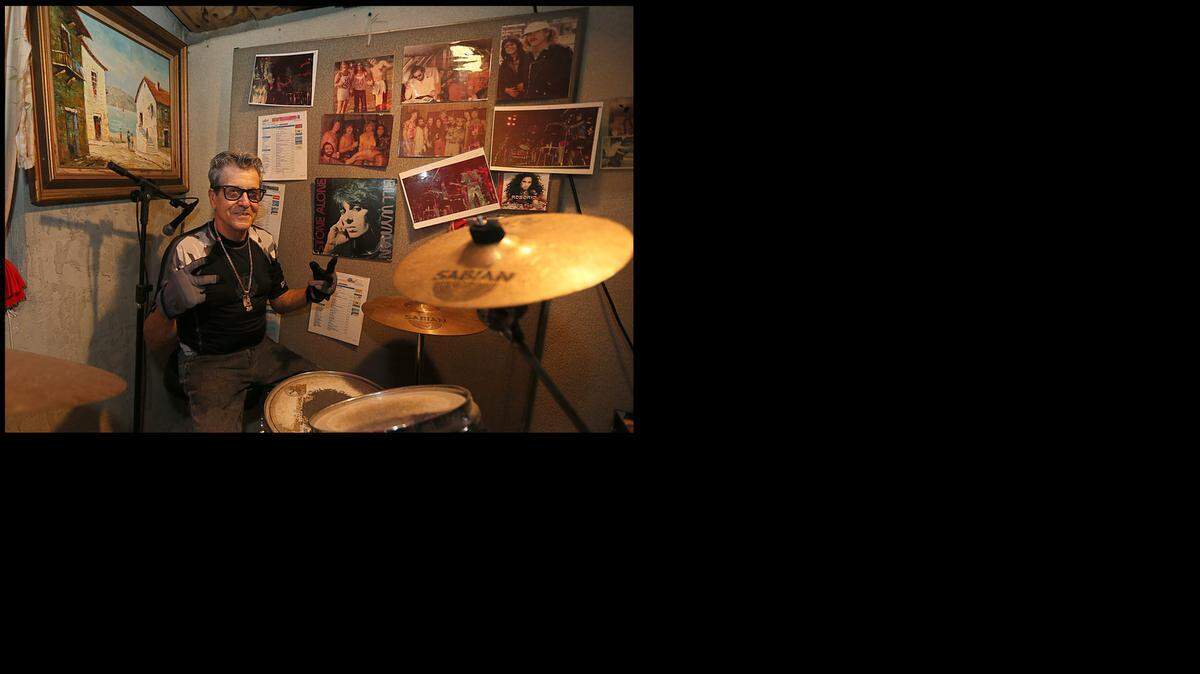 
El baterista y percusionista Guillermo García Rodiles, que suma una extensa carrera como acompañante de emblemáticas estrellas del rock, ofrece ahora su arte para ayudar a la oposición en la isla
