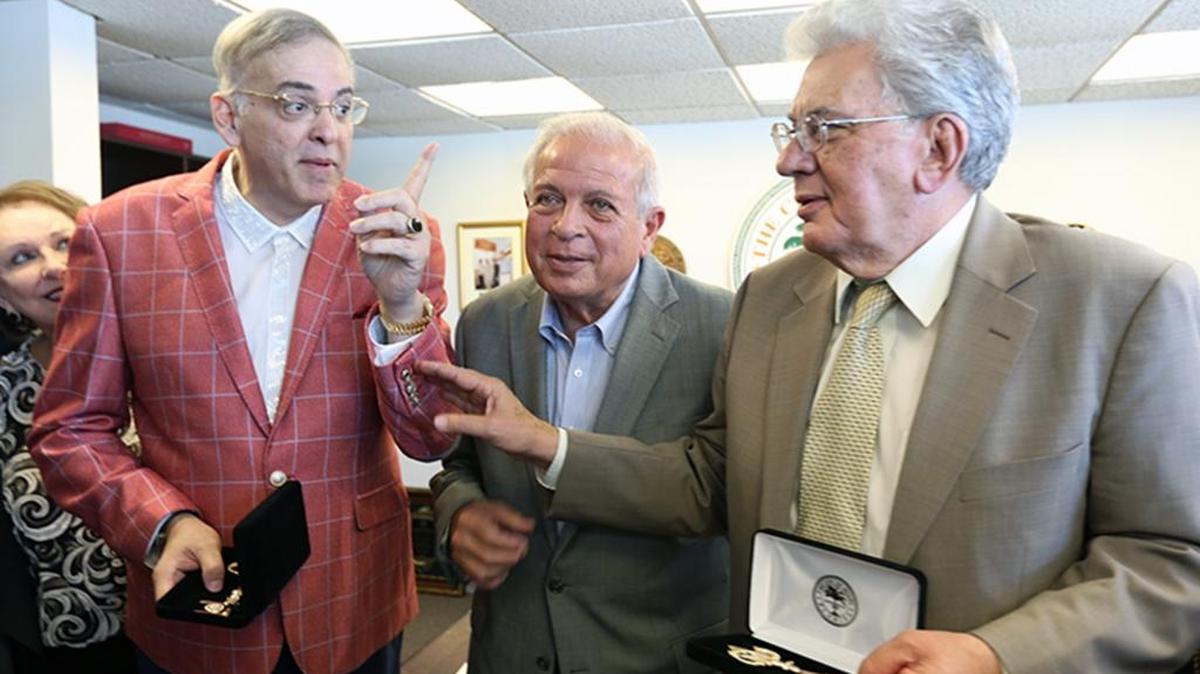 El periodista Oscar Haza y el historiador Marcos Antonio Ramos cuando recibieron las Llaves de la Ciudad de Miami de manos del Alcalde Tomás Regalado.