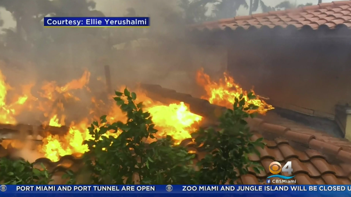 Imagen tomada por un vecino que muestra el incendio en una casa en Hollywood, Condado Broward, al norte de Miami.