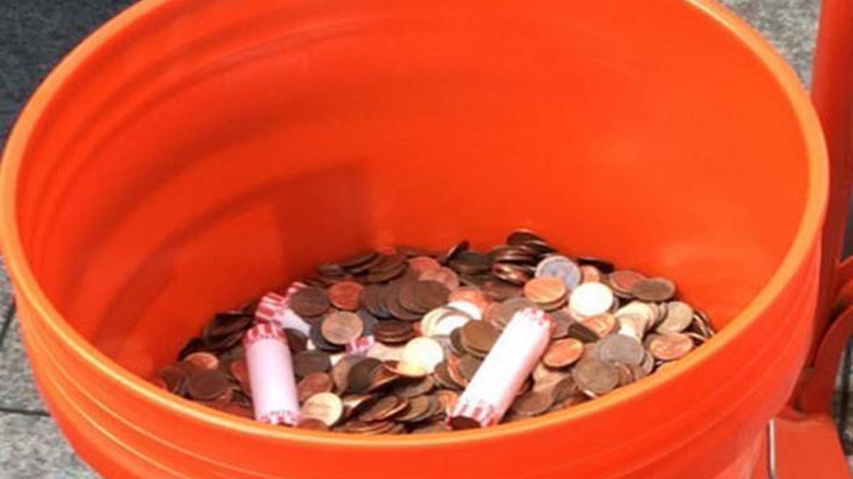 Uno de las cubetas llenas de centavos con las que el alcalde de Hialeah, Carlos Hernández, intentó pagar una multa a la Comisión de Ética de Miami-Dade.