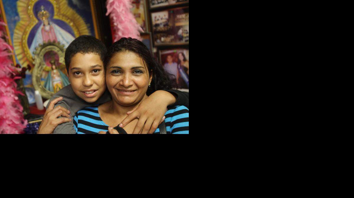 <cutline_leadin>Kevin Mejía,</cutline_leadin> de 12 años, junto a su madre, Darling Jorleny Mejía, ambos provenientes de Honduras, en las oficinas de la Organización Hondureña Francisco Morazán, con sede Miami, el pasado jueves 4 de septiembre.<252><137>Miami-Dade es el segundo condado en el pais, despues de Los Angeles, con el mayor numero de menores que han cruzado la frontera sin sus padres. En la imágen, Darlen Yorleni Mejia de 36 años con su hijo Kevin Jareth Canales Mejias de 12 años, en las oficinas de la Unidad Hondureña en Miami el jueves, 4 de septiembre del 2014. Ellos cruzaron la frontera en Julio 29 de este año.<252><137>