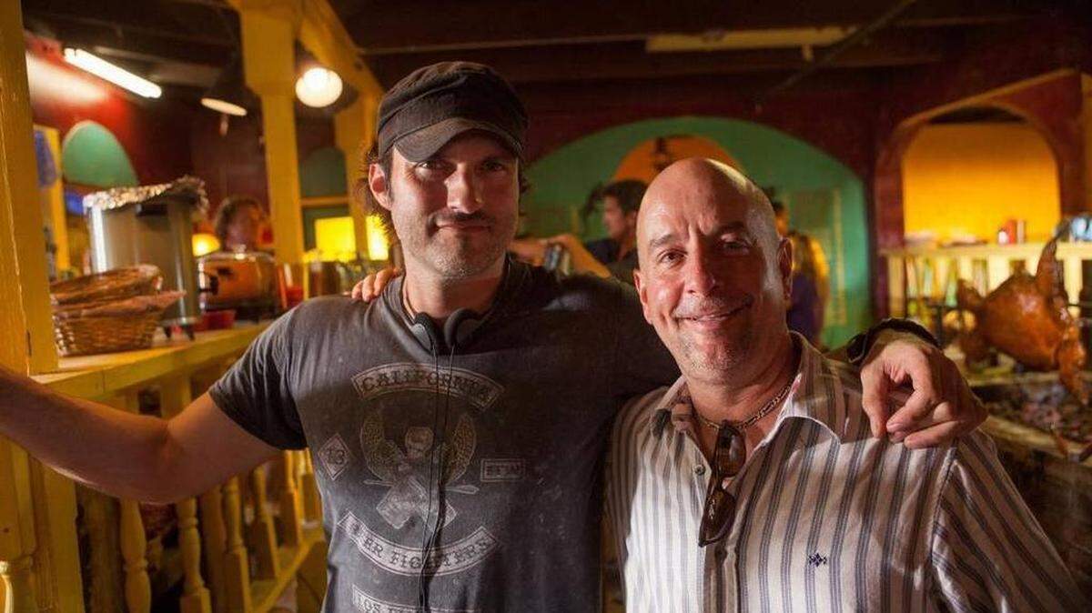 El director Robert Rodriguez con el actor Julio Oscar Mechoso en el set de 'From Dusk till Dawn'.