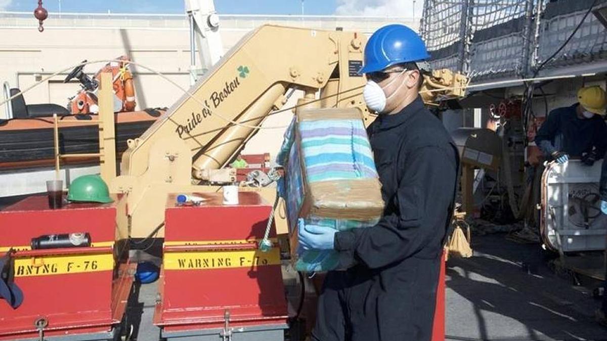 Personal del Servicio Guardacostas desembarca tres toneladas de cocaína el lunes en Port Everglades. La droga fue decomisada en aguas internacionales en el Pacífico.