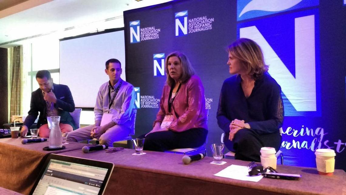 De izq. a derecha, Hatzel Vela, corresponsal de Wplg Local10; Pablo de Llano, reportero de El País; Myriam Márquez, directora ejecutiva de el Nuevo Herald y Angie Sandoval, corresponsal de Telemundo.