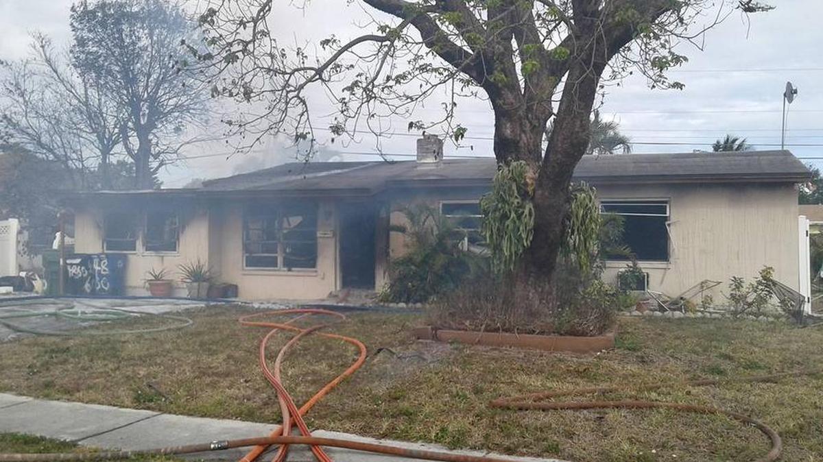 Bomberos intentan aplacar las llamas en un casa de Fort Lauderdale.