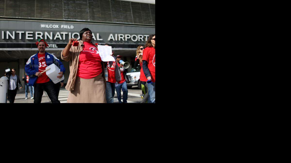 
Trabajadores de HMSHost protestan ante las instalaciones del Aeropuerto Internacional de Miami por sus bajos salarios y altos pagos del seguro médico.

