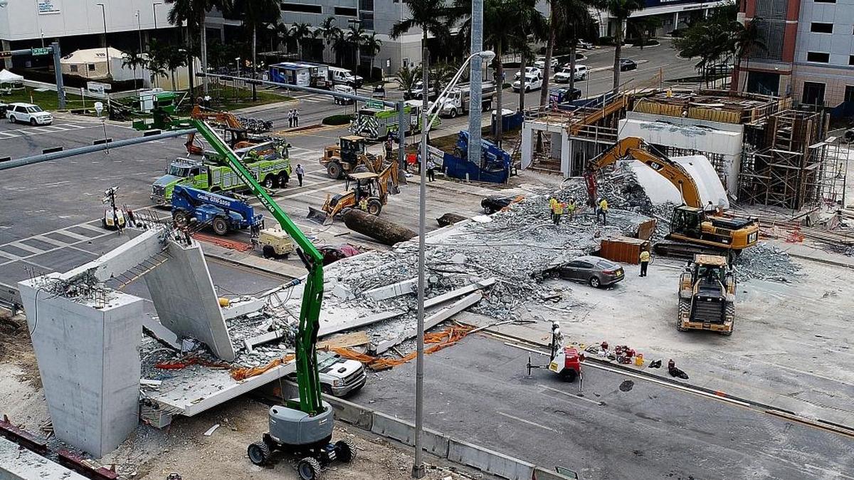 Las operaciones para sacar los carros atrapados debajo del puente de FIU, en Miami, continúan este sábado.