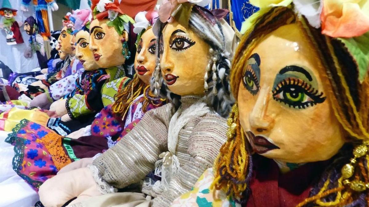 Display de los títeres de Ana Maria Medina, artista quien vive en Cuba y junto a su familia elabora artesanales en papel maché y tela.