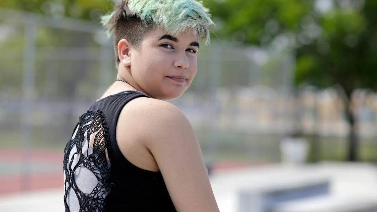 Theo Ramos, de 14 años nació niña pero se sentía como un varón. Quiere que le llamen Theo en vez del nombre que recibió al nacer.