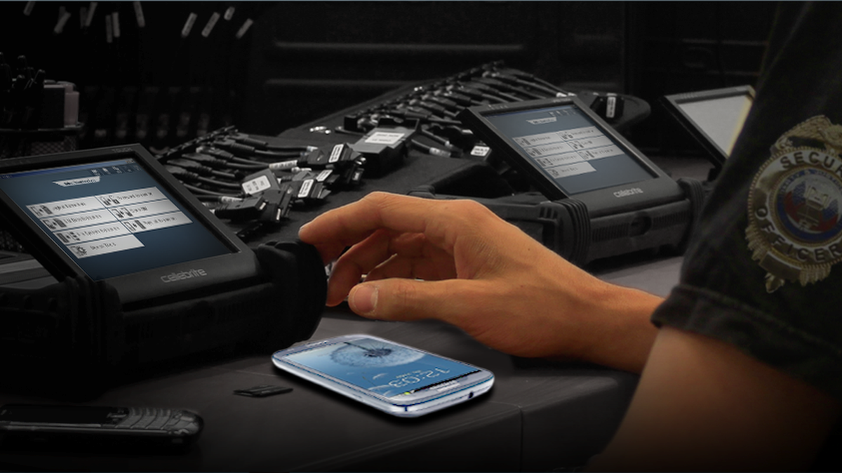 Las policías de Miami y Miami-Dade usan un dispositivo creado por la compañía Cellebrite, parecido al que se ve en la imagen, para extraer información de teléfonos móviles confiscados y vinculados con delitos.