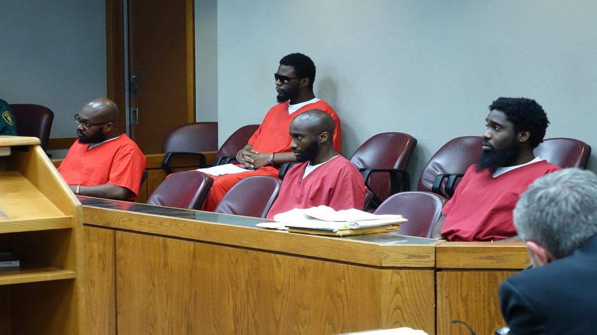Los acusados en el caso de asesinato conocido como los Terrorist Boyz durante una audiencia en corte en Miami Dade.