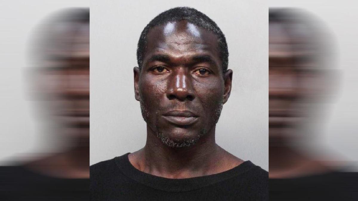 Dennis Harris, de 47 años, en la foto de un arresto anterior.