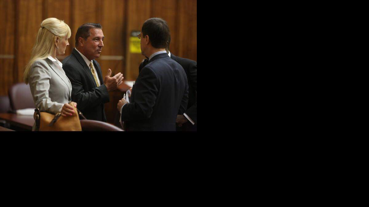 
Donna Bateman y el exalcalde de Homestead, Steve Bateman, hablan durante un receso del juicio por corrupción que se le sigue.


