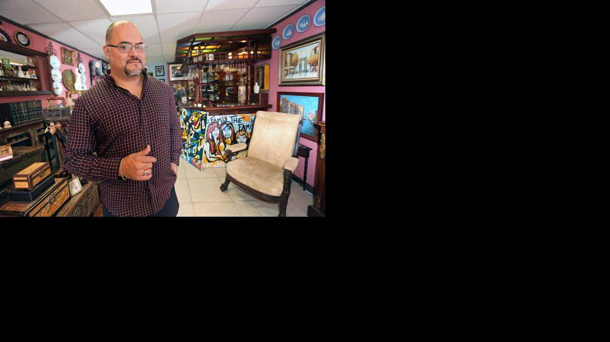 
El actor nicaragüense Christian Ocón debuta como empresario en Moyi's Antiques Arts & Gallery, situada en el corazón de La Pequeña Habana.
