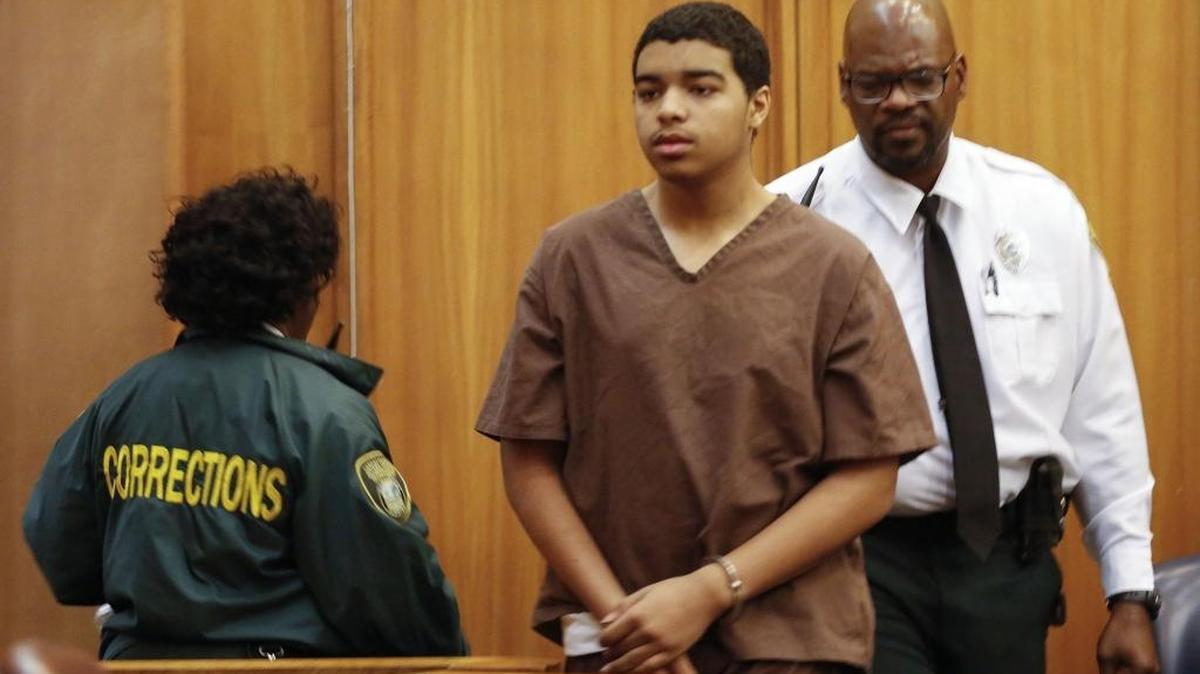 El joven canadiense Marc Wabafiyebazu, centro, llega a la corte el viernes para una audiencia donde se declaró culpable de cargos menores.