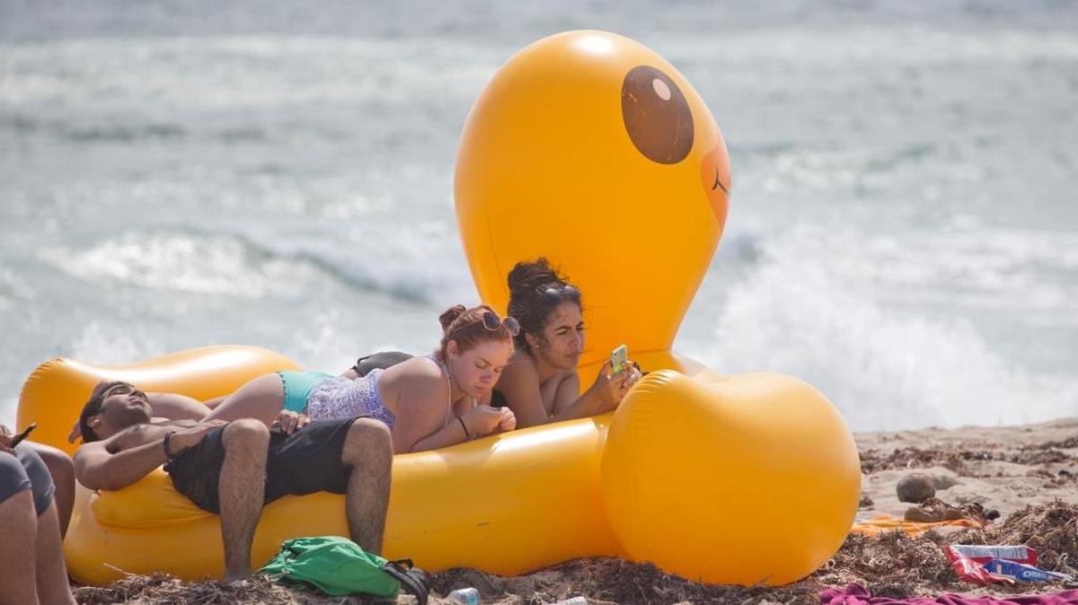 Un grupo de bañistas en Miami Beach, en foto de archivo.