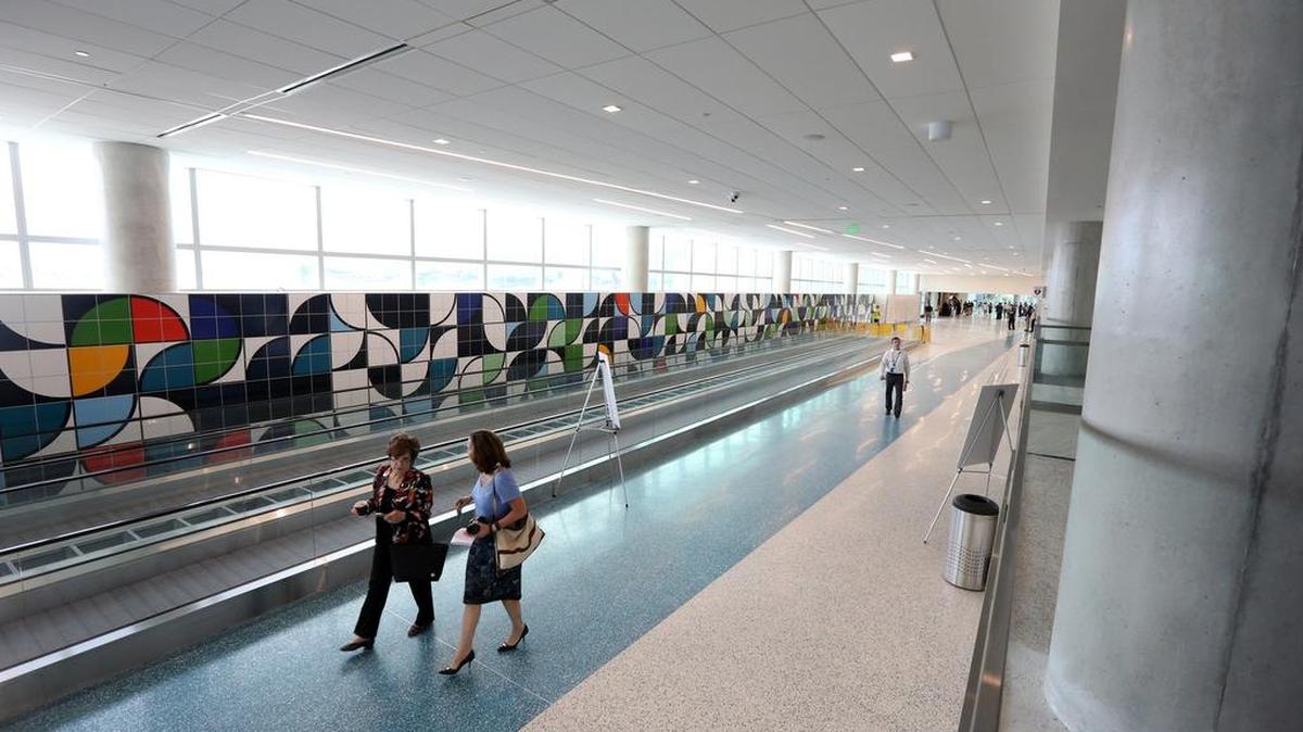 Mural de cerámica de la artista Sarah Morris, de 396 pies, en la nueva terminal internacional de Southwest Airlines en el Aeropuerto Internacional de Fort Lauderdale-Hollywood.