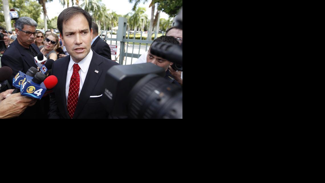 
El senador federal republicano Marco Rubio, durante la ceremonia de despedida al periodista estadounidense Steven Sotloff, en el templo Beth Am, de Pinecrest, Florida.
