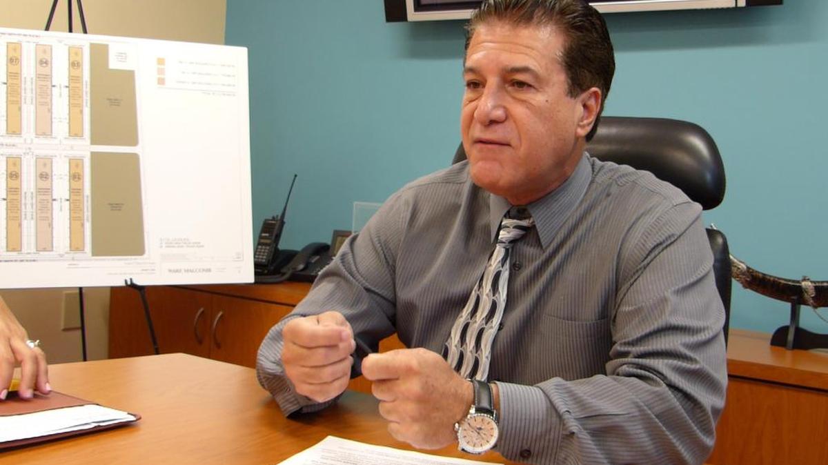 El alcalde de Hialeah, Carlos Hernández, dijo que se trata de una medida para proteger a la ciudad.