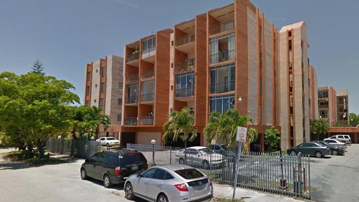 Fachada del edificio en Hialeah desde el que se cayó accidentalmente un niño de un año.