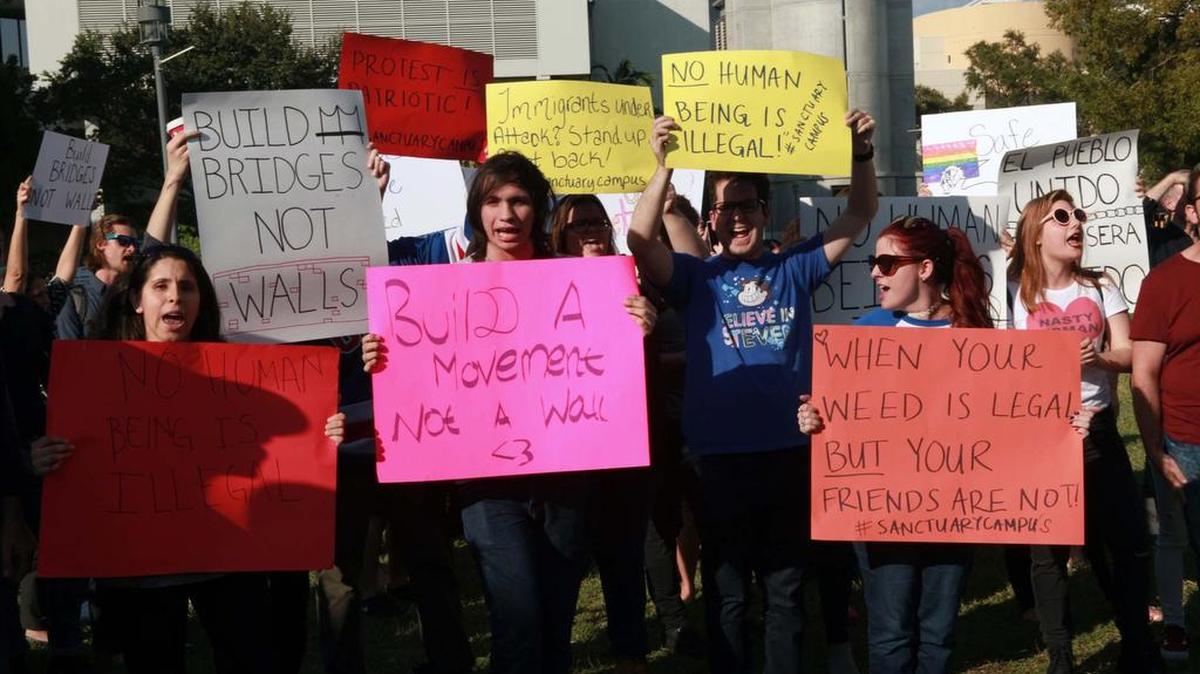 Estudiantes de la Florida Internacional University FIU protestan en contra del presidente electo Donald Trump el miercoles, 16 de noviembre del 2016.