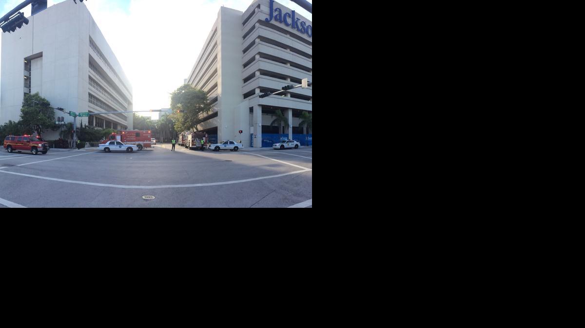 Foto de archivo. Patrullas de la policía y ambulancias del cuerpo de rescate y bomberos del condado Miami-Dade y la ciudad de Miami custodian una de las entradas del Jackson Memorial Hospital.


