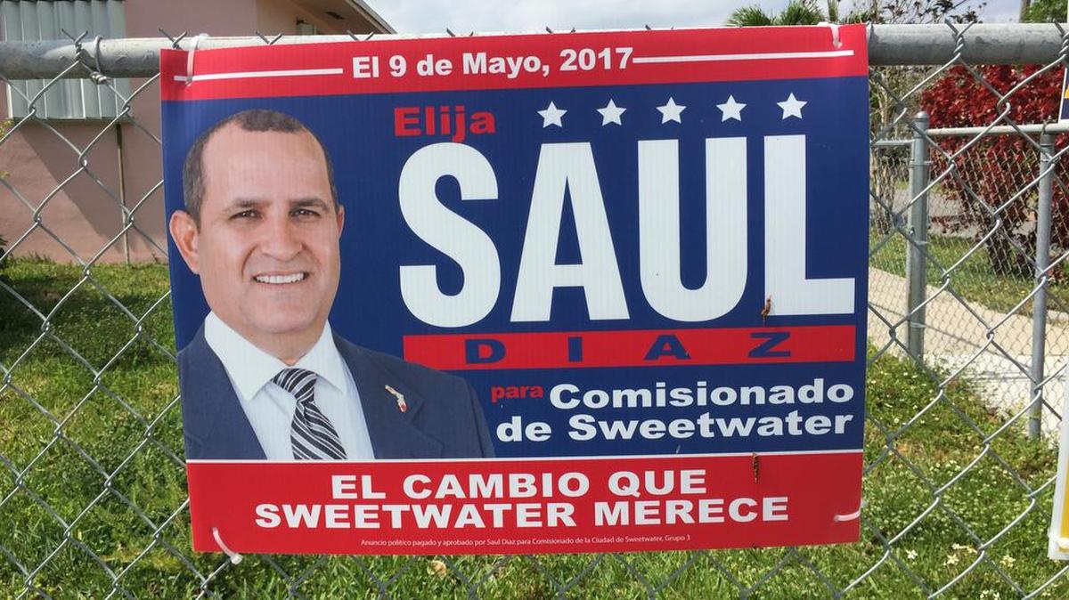 Un anuncio de propaganda política de Saúl Díaz en una intersección de Sweetwater.