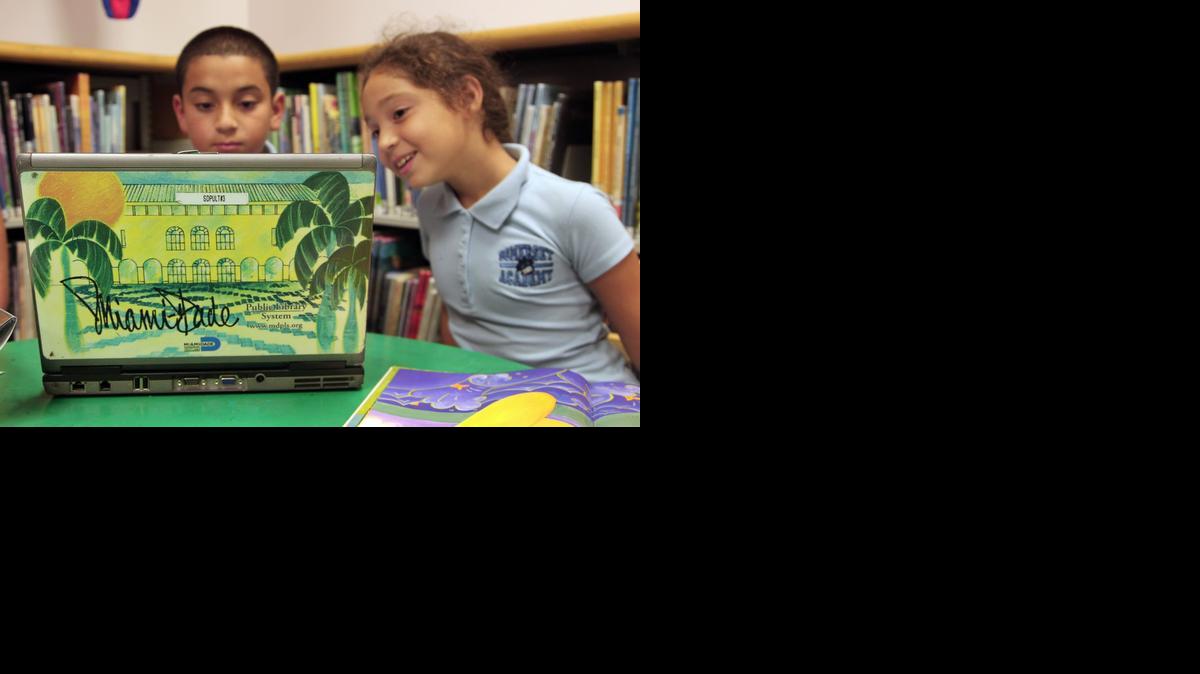 
Abel Martinez y su hermana Alina hacen sus tareas en la biblioteca South Regional de Cutler Bay. La madre de ambos, Christina Morúa, es una de los tantos padres que dependen del sistema de bibliotecas del condado para completar las tareas de sus hijos en internet.

