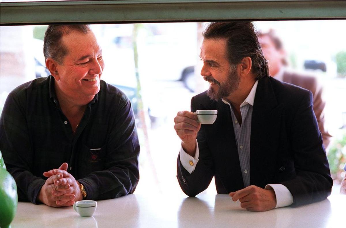 Felipe Valls , a la izquierda, acompaña a Miguel Gonzalez-Pando a tomar un café en el Versailles en 1995 .